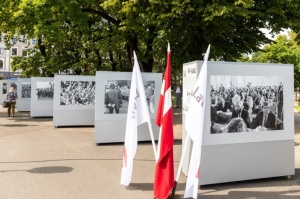 Brīvības laukumā atklāj Latvijas neatkarības atjaunošanas trīsdesmitgadei veltītu lielformāta fotoizstādi
