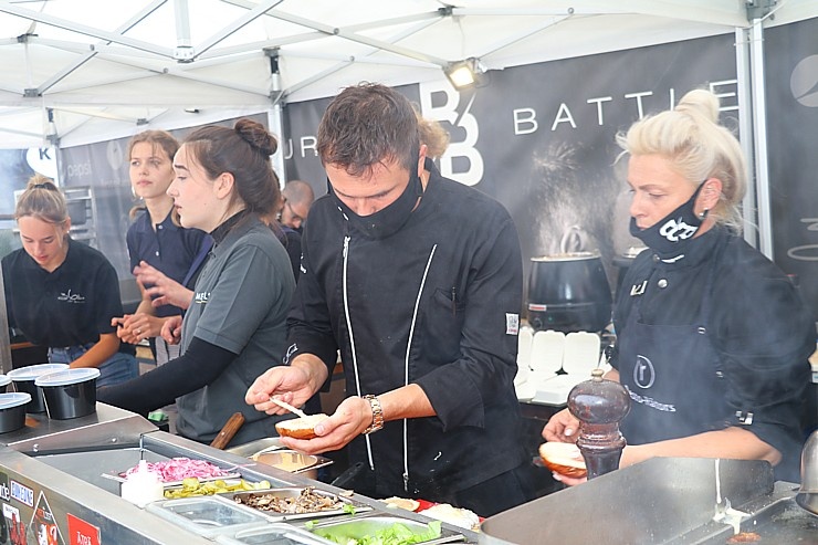 «Burger Battle» pirmo reizi Latvijā, «Via Jurmala Outlet Village», nosaka uzvarētāju - Viktors Ravdive (Resto-Rātors) «Burger Battle» pirmo reizi Latvijā, «Via Jurmala Outlet Village», nosaka uzvarētāju - Viktors Ravdive (Resto-Rātors) 289118
