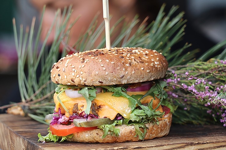 «Burger Battle» pirmo reizi Latvijā, «Via Jurmala Outlet Village», nosaka uzvarētāju - Viktors Ravdive (Resto-Rātors) «Burger Battle» pirmo reizi Latvijā, «Via Jurmala Outlet Village», nosaka uzvarētāju - Viktors Ravdive (Resto-Rātors) 289127