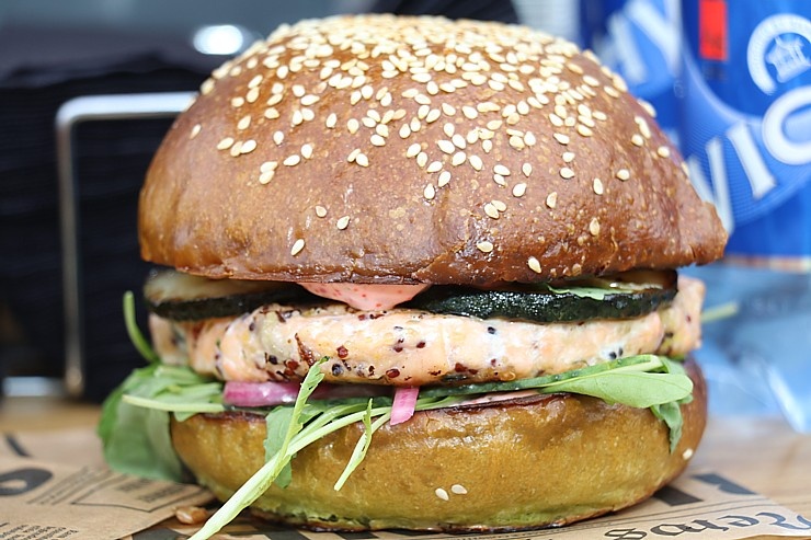 «Burger Battle» pirmo reizi Latvijā, «Via Jurmala Outlet Village», nosaka uzvarētāju - Viktors Ravdive (Resto-Rātors) «Burger Battle» pirmo reizi Latvijā, «Via Jurmala Outlet Village», nosaka uzvarētāju - Viktors Ravdive (Resto-Rātors) 289128