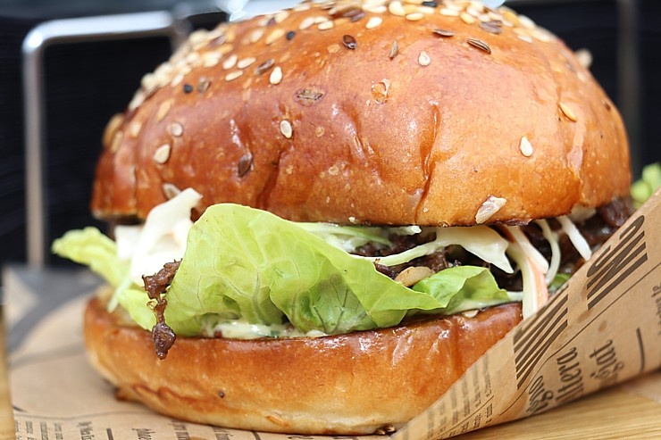 «Burger Battle» pirmo reizi Latvijā, «Via Jurmala Outlet Village», nosaka uzvarētāju - Viktors Ravdive (Resto-Rātors) «Burger Battle» pirmo reizi Latvijā, «Via Jurmala Outlet Village», nosaka uzvarētāju - Viktors Ravdive (Resto-Rātors) 289129