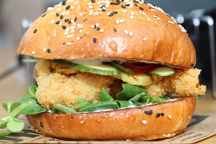 «Burger Battle» pirmo reizi Latvijā, «Via Jurmala Outlet Village», nosaka uzvarētāju - Viktors Ravdive (Resto-Rātors) «Burger Battle» pirmo reizi Latvijā, «Via Jurmala Outlet Village», nosaka uzvarētāju - Viktors Ravdive (Resto-Rātors) 289136