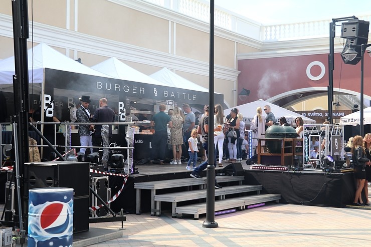 «Burger Battle» pirmo reizi Latvijā, «Via Jurmala Outlet Village», nosaka uzvarētāju - Viktors Ravdive (Resto-Rātors) «Burger Battle» pirmo reizi Latvijā, «Via Jurmala Outlet Village», nosaka uzvarētāju - Viktors Ravdive (Resto-Rātors) 289181