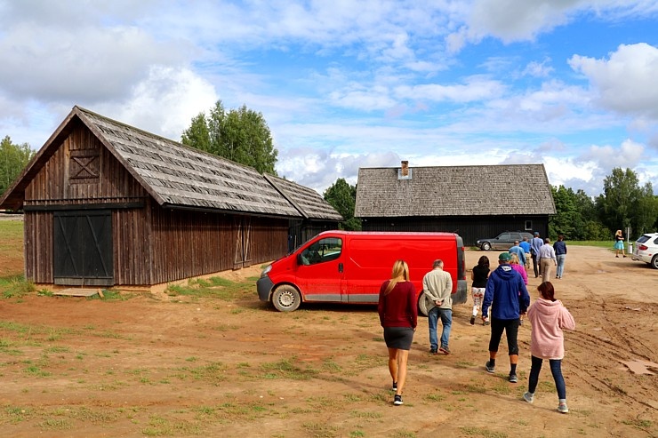 Travelnews.lv iepazīst, nogaršo un izbauda strausu un kazu fermas «Nornieki» viesmīlību Kuldīgas novadā Travelnews.lv iepazīst, nogaršo un izbauda strausu un kazu fermas «Nornieki» viesmīlību Kuldīgas novadā 289481