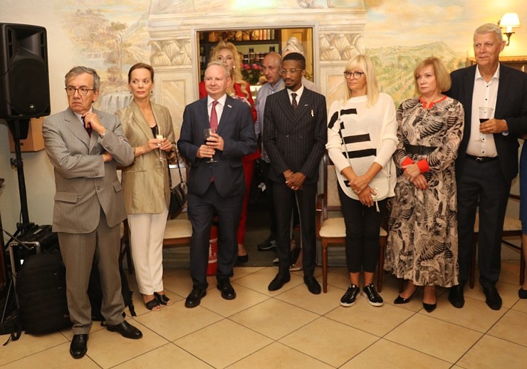 Vecrīgas restorānā «La Felicita» oficiāli prezentē Albano Karisi un Čārlza Gudžera dziesmu Latvijai Vecrīgas restorānā «La Felicita» oficiāli prezentē Albano Karisi un Čārlza Gudžera dziesmu Latvijai 289557