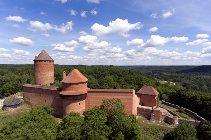 Turaidas muzejrezervāts ir bagāts ar arheoloģijas, arhitektūras, vēstures un mākslas pieminekļiem Turaidas muzejrezervāts ir bagāts ar arheoloģijas, arhitektūras, vēstures un mākslas pieminekļiem 289776