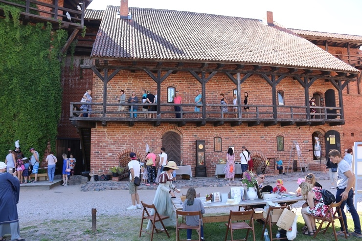 Turaidas muzejrezervāta 43.63 hektārus lielā teritorija ir bagāta ar arheoloģijas, arhitektūras, vēstures un mākslas pieminekļiem, kuri stāsta par not Turaidas muzejrezervāta 43.63 hektārus lielā teritorija ir bagāta ar arheoloģijas, arhitektūras, vēstures un mākslas pieminekļiem, kuri stāsta par not 289789