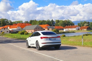 Travelnews.lv ar «Audi e-tron Sportback» apciemo pils kompleksu «Nurmuiža» Kurzemē