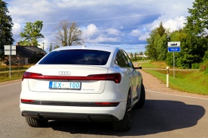 Travelnews.lv uzlādē «Audi e-tron Sportback» Talsos un izbauda pilsētas viesmīlību
