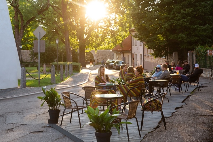 Cēsis ir ne tikai viena no senākajām, bet arī latviskākajām pilsētām. Krāšņām dabas ainavām un vēstures liecībām bagāta, tā iemieso senatnes garu un m Cēsis ir ne tikai viena no senākajām, bet arī latviskākajām pilsētām. Krāšņām dabas ainavām un vēstures liecībām bagāta, tā iemieso senatnes garu un m 290018