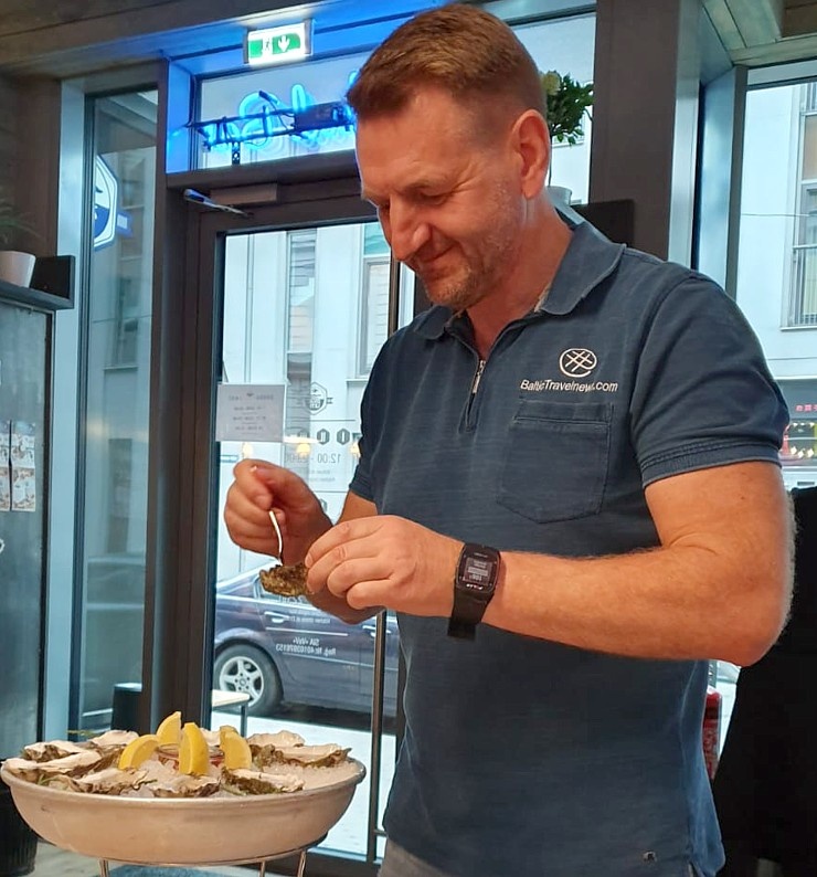 Travelnews.lv direktors vinnē derības par 50 austerēm, kuras noēd 40 minūšu laikā, Rīgas restorānā «Zivju lete» Travelnews.lv direktors vinnē derības par 50 austerēm, kuras noēd 40 minūšu laikā, Rīgas restorānā «Zivju lete» 290282