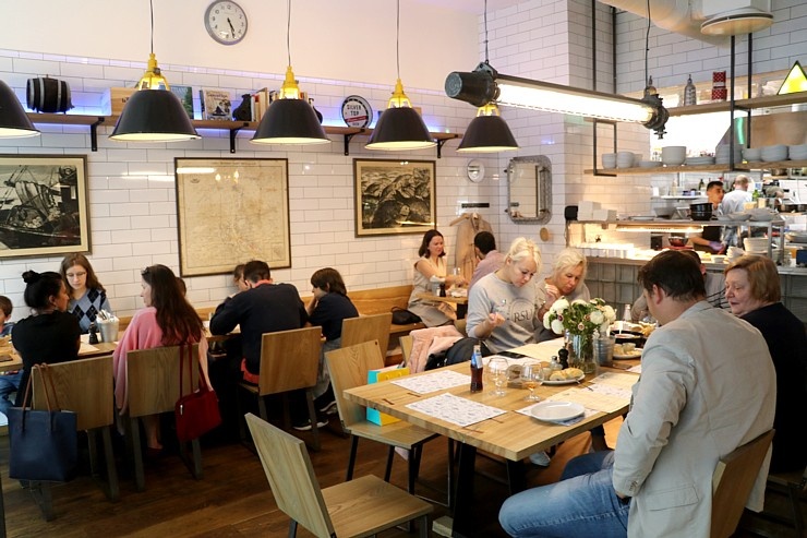 Travelnews.lv direktors vinnē derības par 50 austerēm, kuras noēd 40 minūšu laikā, Rīgas restorānā «Zivju lete» Travelnews.lv direktors vinnē derības par 50 austerēm, kuras noēd 40 minūšu laikā, Rīgas restorānā «Zivju lete» 290317