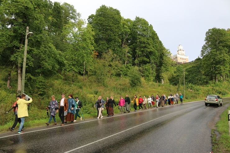 Turaidas muzejrezervātā pulcējas pāgājiena «Ceļā ar Baronu un tikties Dainu kalnā» dalībnieki 290507