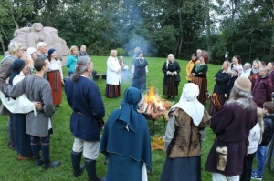 Turaidas muzejrezervātā pulcējas pāgājiena «Ceļā ar Baronu un tikties Dainu kalnā» dalībnieki