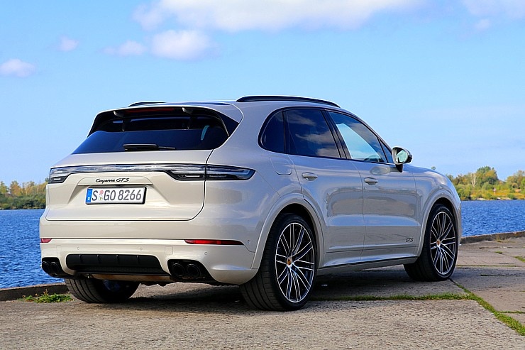 Travelnews.lv apceļo Rīgu ar jaudīgo un jauno «Porsche Cayenne GTS» 290896