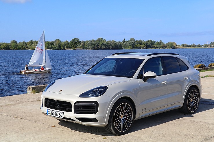 Travelnews.lv apceļo Rīgu ar jaudīgo un jauno «Porsche Cayenne GTS» 290897