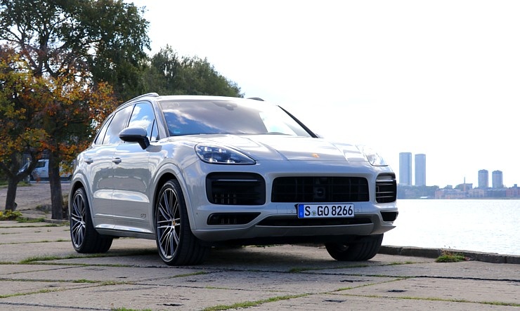 Travelnews.lv apceļo Rīgu ar jaudīgo un jauno «Porsche Cayenne GTS» 290898