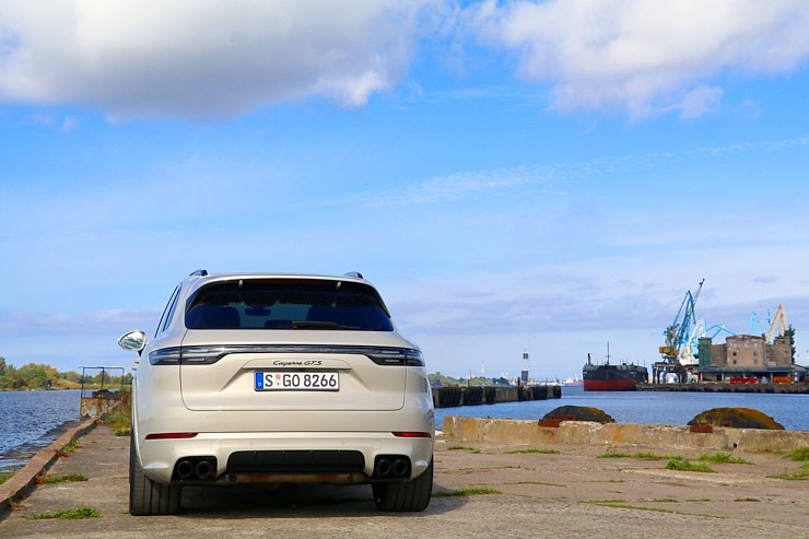 Travelnews.lv apceļo Rīgu ar jaudīgo un jauno «Porsche Cayenne GTS» 290899