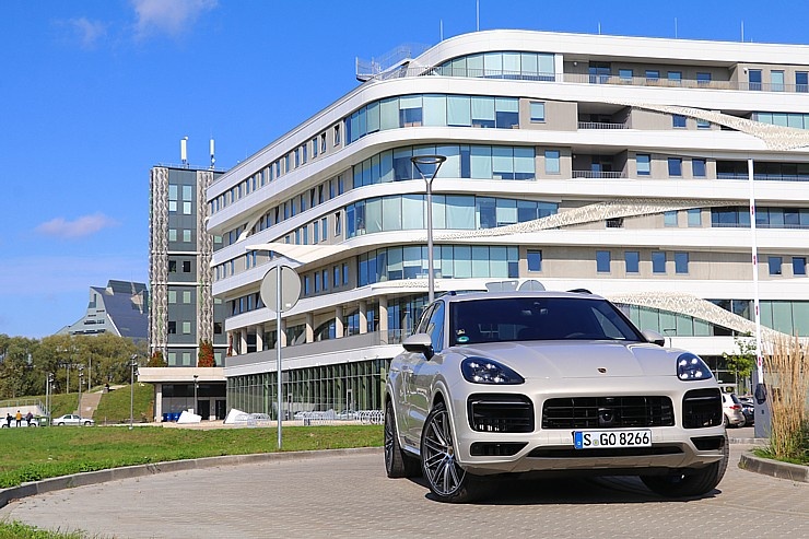 Travelnews.lv apceļo Rīgu ar jaudīgo un jauno «Porsche Cayenne GTS» 290900