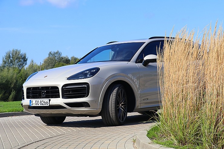 Travelnews.lv apceļo Rīgu ar jaudīgo un jauno «Porsche Cayenne GTS» 290901
