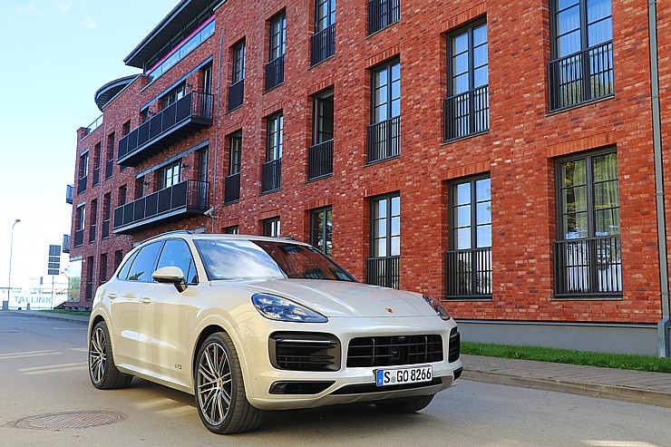 Travelnews.lv apceļo Rīgu ar jaudīgo un jauno «Porsche Cayenne GTS» 290902