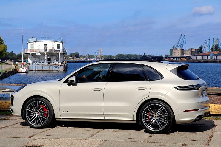 Travelnews.lv apceļo Rīgu ar jaudīgo un jauno «Porsche Cayenne GTS» 290904