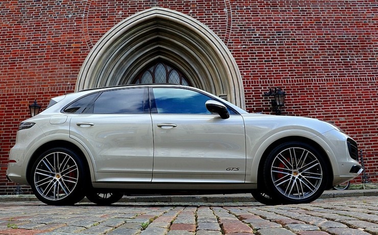 Travelnews.lv apceļo Rīgu ar jaudīgo un jauno «Porsche Cayenne GTS» 290906