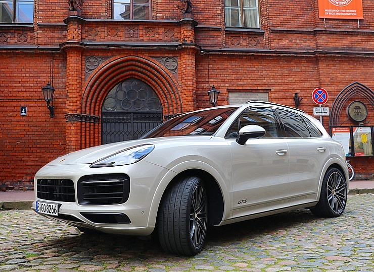 Travelnews.lv apceļo Rīgu ar jaudīgo un jauno «Porsche Cayenne GTS» 290907