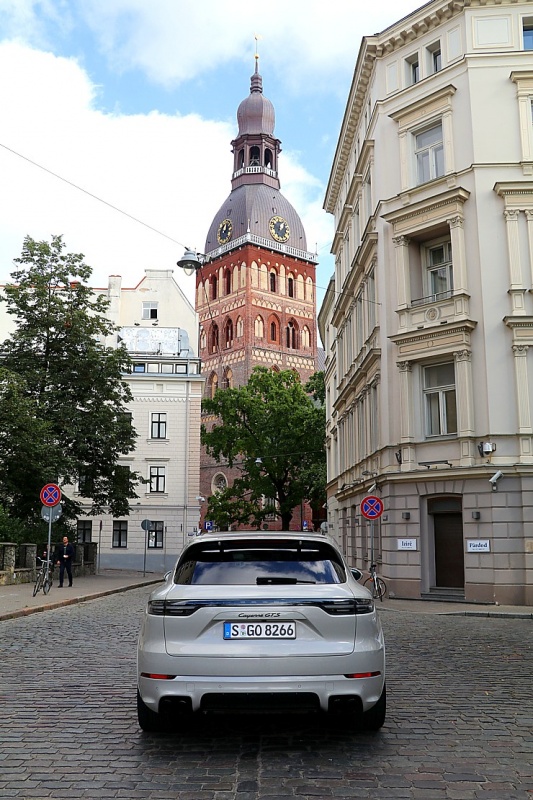Travelnews.lv apceļo Rīgu ar jaudīgo un jauno «Porsche Cayenne GTS» 290910