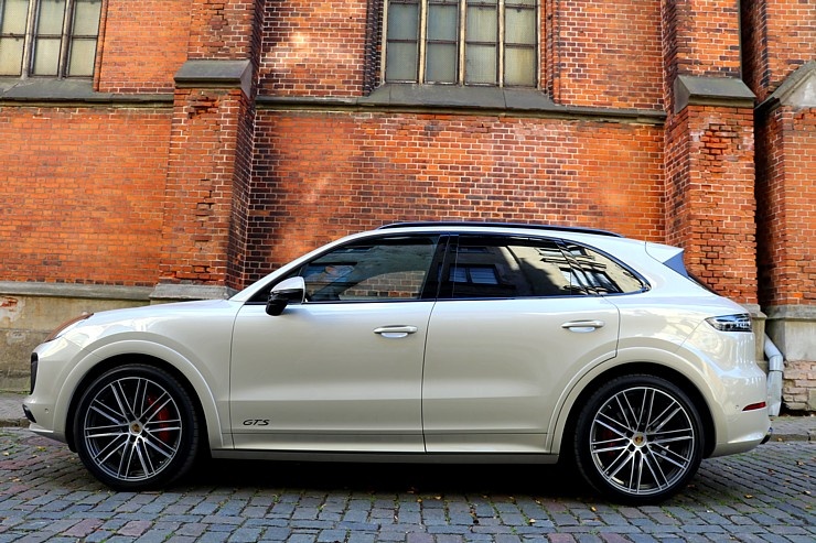 Travelnews.lv apceļo Rīgu ar jaudīgo un jauno «Porsche Cayenne GTS» 290911