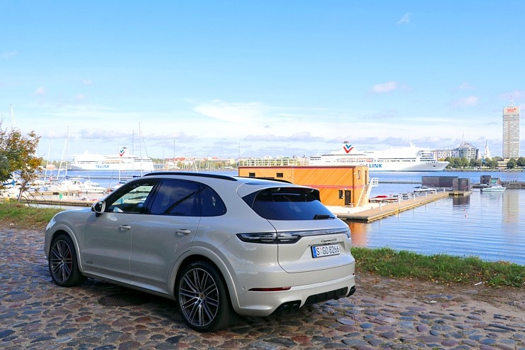 Travelnews.lv apceļo Rīgu ar jaudīgo un jauno «Porsche Cayenne GTS» 290913