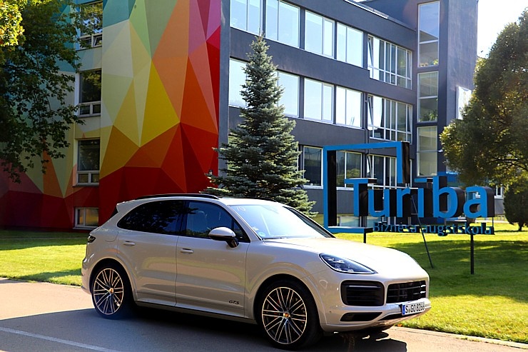 Travelnews.lv apceļo Rīgu ar jaudīgo un jauno «Porsche Cayenne GTS» 290914