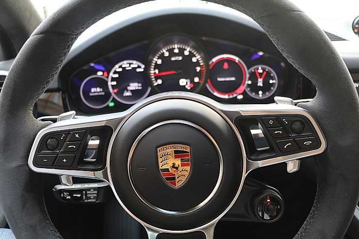 Travelnews.lv apceļo Rīgu ar jaudīgo un jauno «Porsche Cayenne GTS» 290916