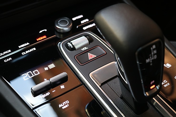 Travelnews.lv apceļo Rīgu ar jaudīgo un jauno «Porsche Cayenne GTS» 290917