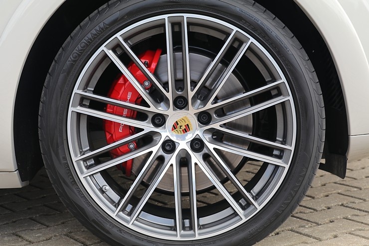 Travelnews.lv apceļo Rīgu ar jaudīgo un jauno «Porsche Cayenne GTS» 290925