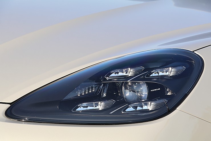 Travelnews.lv apceļo Rīgu ar jaudīgo un jauno «Porsche Cayenne GTS» 290926