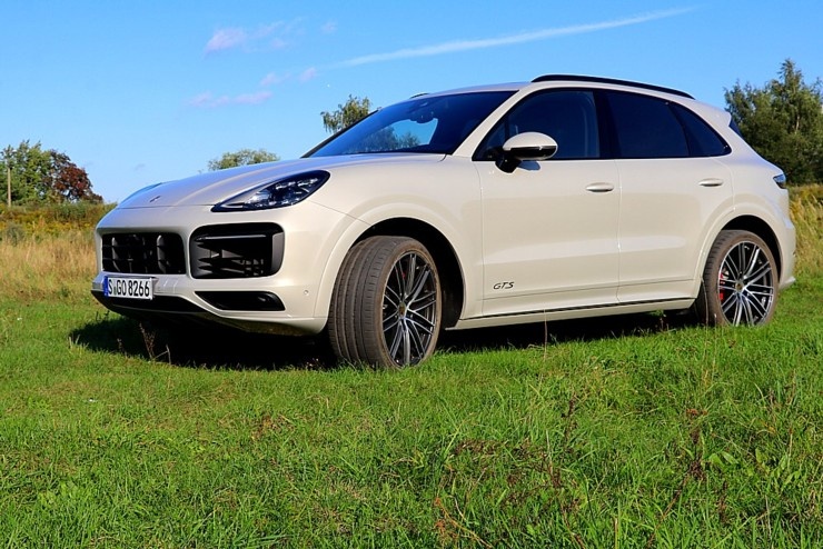 Travelnews.lv apceļo Rīgu ar jaudīgo un jauno «Porsche Cayenne GTS» 290930
