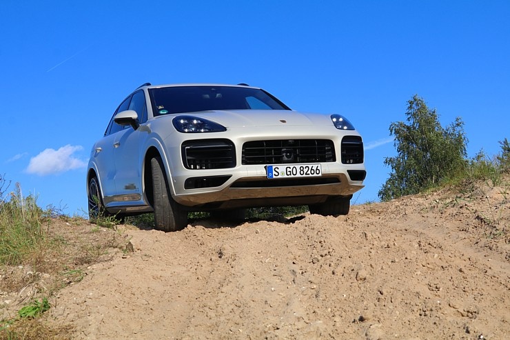 Travelnews.lv apceļo Rīgu ar jaudīgo un jauno «Porsche Cayenne GTS» 290931