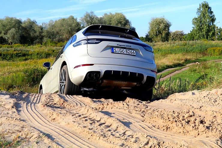Travelnews.lv apceļo Rīgu ar jaudīgo un jauno «Porsche Cayenne GTS» 290932