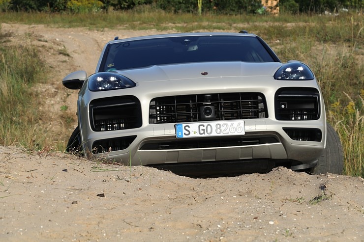 Travelnews.lv apceļo Rīgu ar jaudīgo un jauno «Porsche Cayenne GTS» 290937