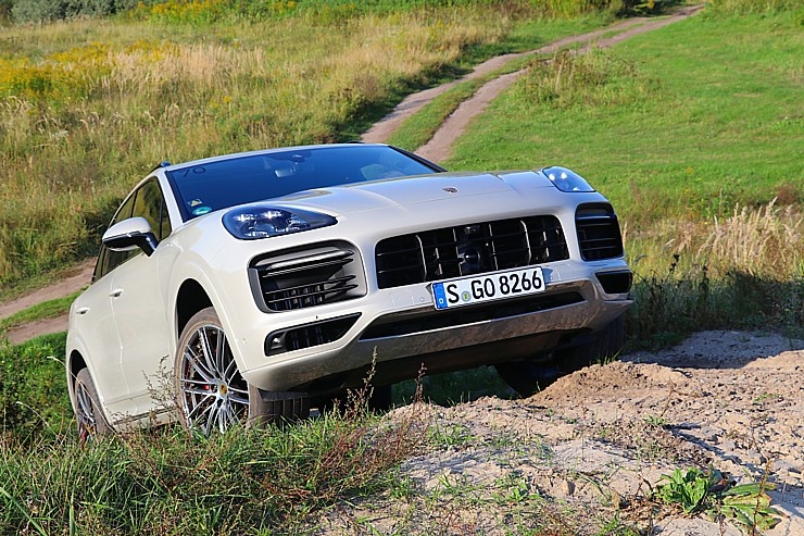 Travelnews.lv apceļo Rīgu ar jaudīgo un jauno «Porsche Cayenne GTS» 290938