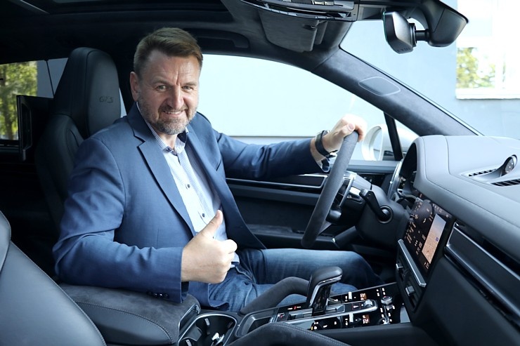 Travelnews.lv apceļo Rīgu ar jaudīgo un jauno «Porsche Cayenne GTS» 290943