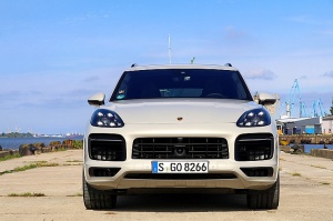 Travelnews.lv apceļo Rīgu ar jaudīgo un jauno «Porsche Cayenne GTS»