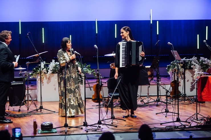 Lielajā ģildē skan Ineses Galantes projekts «VIVA LATVIJA» kopā ar etnomūzikas grupu «Tautumeitas». Foto: Mārcis Gaujenietis Lielajā ģildē skan Ineses Galantes projekts «VIVA LATVIJA» kopā ar etnomūzikas grupu «Tautumeitas». Foto: Mārcis Gaujenietis 291115