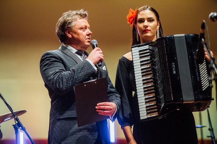 Lielajā ģildē skan Ineses Galantes projekts «VIVA LATVIJA» kopā ar etnomūzikas grupu «Tautumeitas». Foto: Mārcis Gaujenietis Lielajā ģildē skan Ineses Galantes projekts «VIVA LATVIJA» kopā ar etnomūzikas grupu «Tautumeitas». Foto: Mārcis Gaujenietis 291116