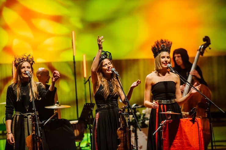 Lielajā ģildē skan Ineses Galantes projekts «VIVA LATVIJA» kopā ar etnomūzikas grupu «Tautumeitas». Foto: Mārcis Gaujenietis Lielajā ģildē skan Ineses Galantes projekts «VIVA LATVIJA» kopā ar etnomūzikas grupu «Tautumeitas». Foto: Mārcis Gaujenietis 291117