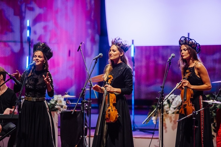 Lielajā ģildē skan Ineses Galantes projekts «VIVA LATVIJA» kopā ar etnomūzikas grupu «Tautumeitas». Foto: Mārcis Gaujenietis Lielajā ģildē skan Ineses Galantes projekts «VIVA LATVIJA» kopā ar etnomūzikas grupu «Tautumeitas». Foto: Mārcis Gaujenietis 291119