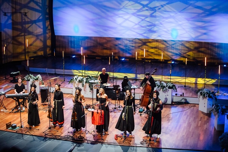 Lielajā ģildē skan Ineses Galantes projekts «VIVA LATVIJA» kopā ar etnomūzikas grupu «Tautumeitas». Foto: Mārcis Gaujenietis Lielajā ģildē skan Ineses Galantes projekts «VIVA LATVIJA» kopā ar etnomūzikas grupu «Tautumeitas». Foto: Mārcis Gaujenietis 291120