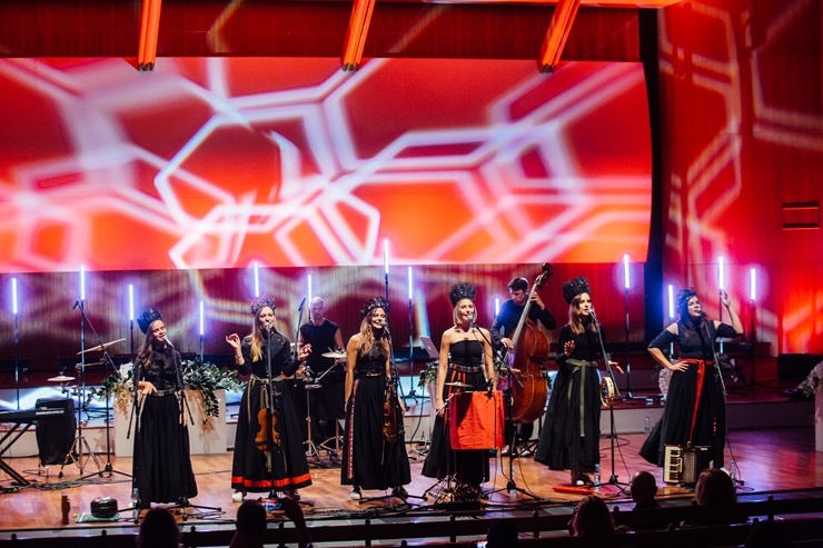 Lielajā ģildē skan Ineses Galantes projekts «VIVA LATVIJA» kopā ar etnomūzikas grupu «Tautumeitas». Foto: Mārcis Gaujenietis Lielajā ģildē skan Ineses Galantes projekts «VIVA LATVIJA» kopā ar etnomūzikas grupu «Tautumeitas». Foto: Mārcis Gaujenietis 291122