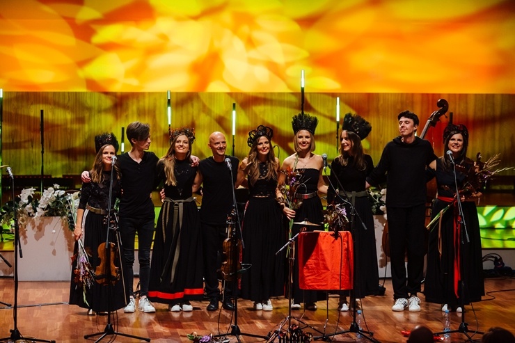 Lielajā ģildē skan Ineses Galantes projekts «VIVA LATVIJA» kopā ar etnomūzikas grupu «Tautumeitas». Foto: Mārcis Gaujenietis Lielajā ģildē skan Ineses Galantes projekts «VIVA LATVIJA» kopā ar etnomūzikas grupu «Tautumeitas». Foto: Mārcis Gaujenietis 291125
